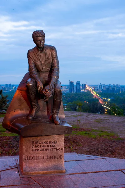 Monument to artist Leonid Bykov in the city of Kiev — Stock Photo, Image