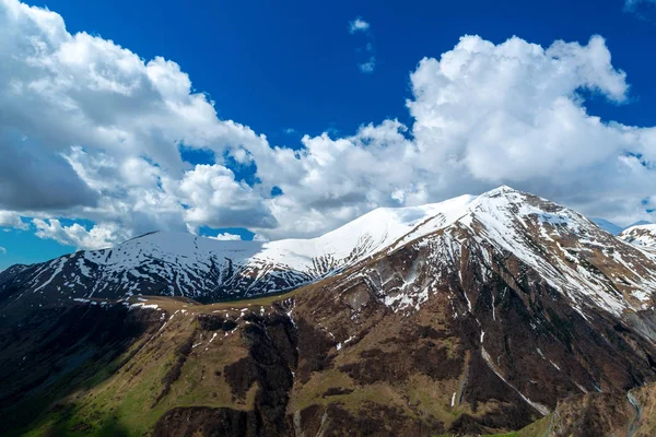 Kavkazské hory na pozadí modrých mraků — Stock fotografie
