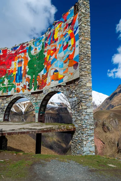 Arco da amizade nas montanhas do Cáucaso. Georgi... — Fotografia de Stock