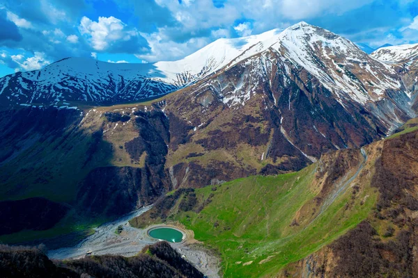 Jezero v horách Kavkazu. Georgi — Stock fotografie