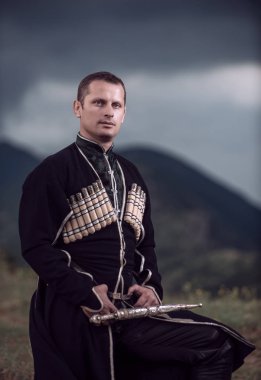 Gürcistan 'ın ulusal kıyafetleri içinde bir adam.