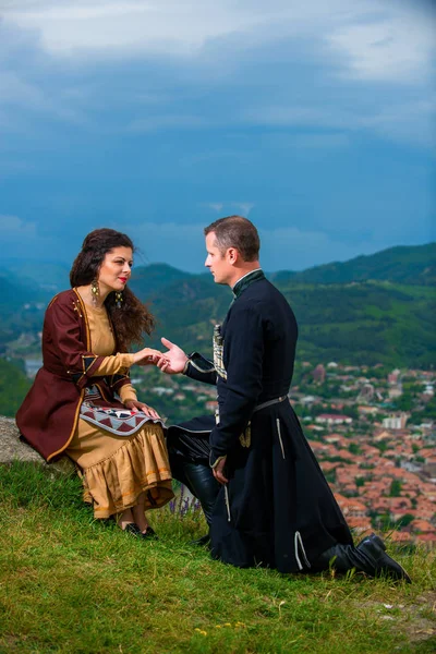 Ein Mann und eine Frau in der georgischen Nationaltracht — Stockfoto