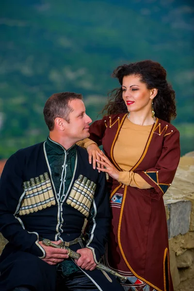 Ein Mann und eine Frau in der georgischen Nationaltracht — Stockfoto