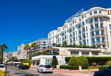 Cannes mavi gökyüzünde geziniyor.