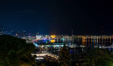 Cannes şehrinin gece panoraması. Fransa.