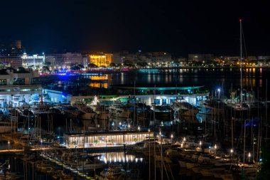 Cannes şehrinin gece manzarası