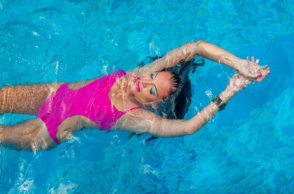 Menina sexy em um maiô na piscina — Fotografia de Stock