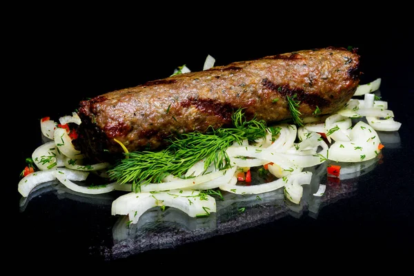 Lula Kebab Met Groenten Kruiden Een Zwarte Achtergrond — Stockfoto