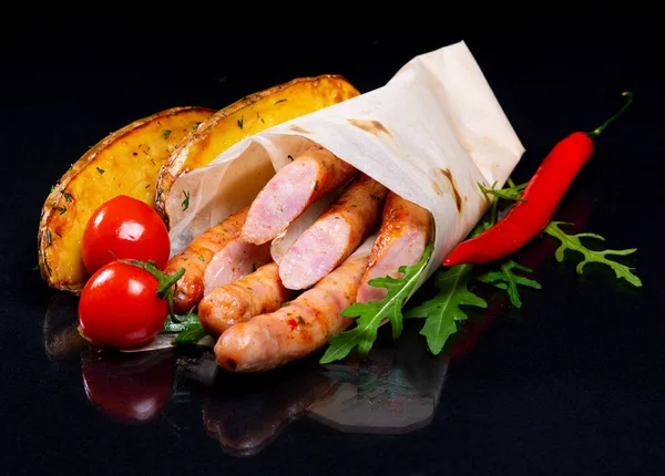 Embutidos Patatas Con Verduras Hierbas Sobre Fondo Negro — Foto de Stock