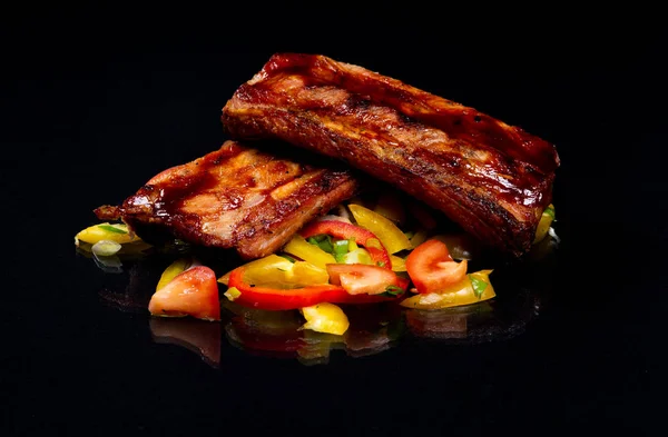 Carne Con Verduras Hierbas Sobre Fondo Negro — Foto de Stock