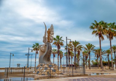 Valencia şehrinde deniz kenarındaki heykel. İspanya.
