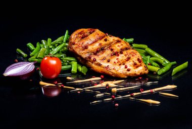 Siyah arka planda sebzeli ve otlu biftek eti..