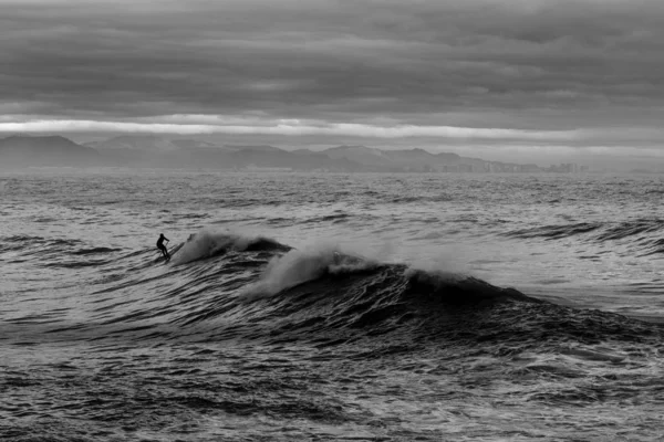 Foto Bianco Nero Uomo Sulle Onde Del Mare Nella Città — Foto Stock