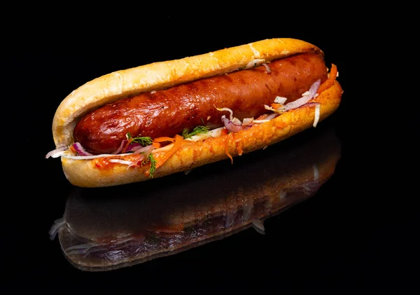 Hot Dog Mit Gemüse Und Kräutern Auf Schwarzem Hintergrund — Stockfoto