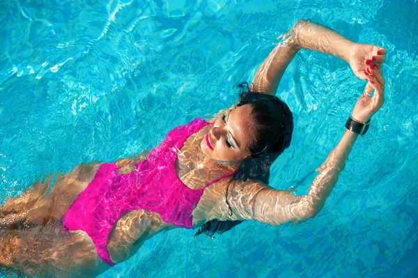Sexy Meisje Een Roze Badpak Het Zwembad — Stockfoto