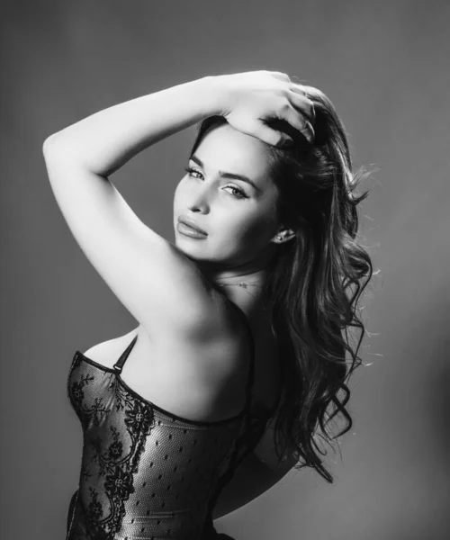 Schwarz Weiß Foto Eines Mädchens Mit Schönen Brüsten Auf Neutralem — Stockfoto