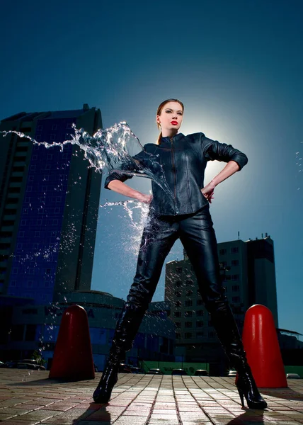 Meisje Lederen Kleding Spray Van Water Natuur — Stockfoto