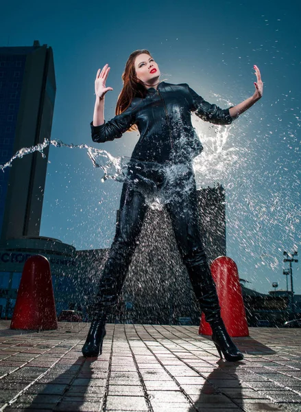 Chica Ropa Cuero Spray Agua Sobre Naturaleza —  Fotos de Stock