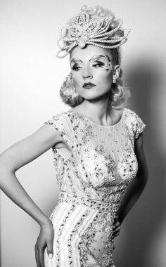 Çiçekli, güzel elbiseli, orijinal makyajlı bir kız..