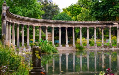 Paris parkındaki antik sütunlar. Fransa.