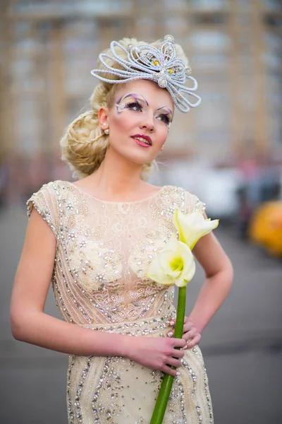 Chica Con Maquillaje Original Hermoso Vestido Con Flores —  Fotos de Stock