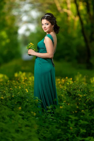 Vacker Flicka Grön Klänning Bland Naturen — Stockfoto