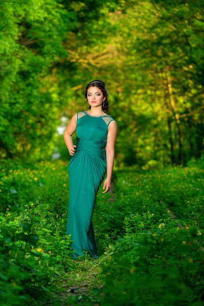 Menina Bonita Vestido Verde Entre Natureza — Fotografia de Stock