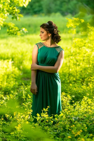 Menina Bonita Vestido Verde Entre Natureza — Fotografia de Stock