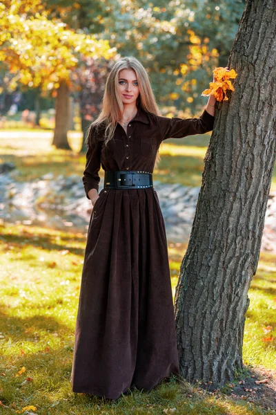 Jeune Femme Dans Parc Automne Dans Une Robe — Photo