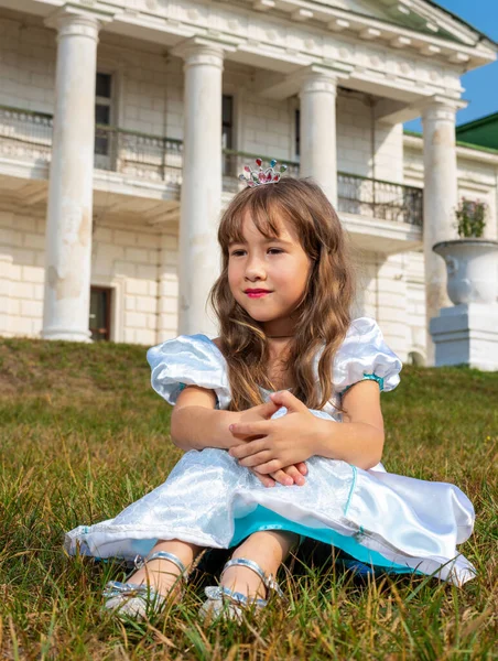 Meisje Een Prinses Jurk Een Achtergrond Van Een Oud Gebouw — Stockfoto