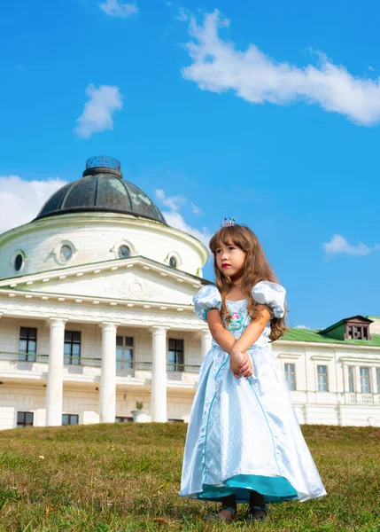 Meisje Een Prinses Jurk Een Achtergrond Van Een Oud Gebouw — Stockfoto