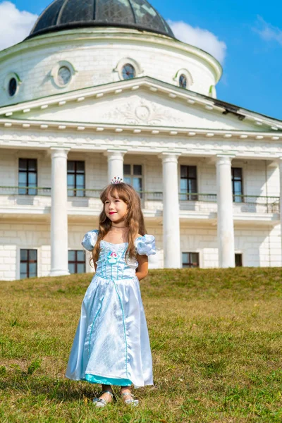 Meisje Een Prinses Jurk Een Achtergrond Van Een Oud Gebouw — Stockfoto