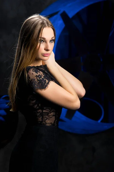 Mujer Vestido Negro Sobre Fondo Ventilador — Foto de Stock