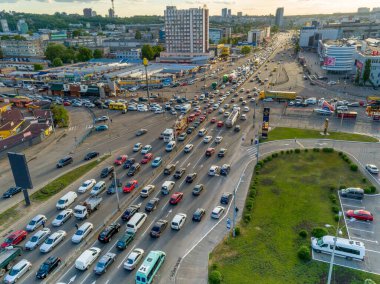 Kiev yollarında trafik sıkışık. Ukrayna.