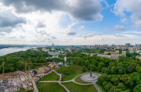 キエフPechersk Lavra近くの高さから建設 キエフ ウクライナ — ストック写真