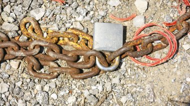 Zemin katta, Barcelona asma kilit ile paslı zinciri