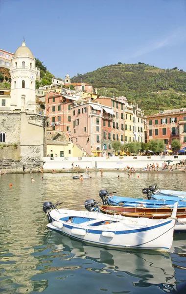 Vista de Vernazza, Mar da Ligúria, Cinque Terre; Itália — Fotografia de Stock