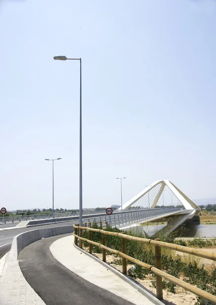 Moderno puente sobre el ro Llobregat en el Delta del Llobregat, Barcelona — Stock fotografie
