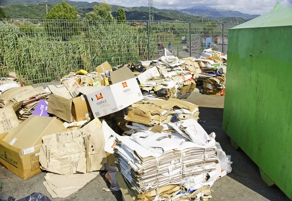Papel e cartão para reciclagem, Toscana, Itália — Fotografia de Stock