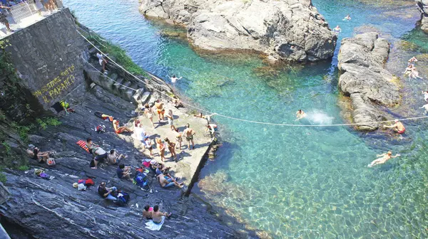 Manarola, Ligurya Denizi, Cinque Terre görünümünü; İtalya — Stok fotoğraf