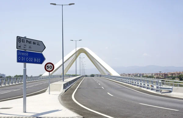 Moderno puente sobre el ro Llobregat en el Delta del Llobregat, Barcelona — Stockfoto