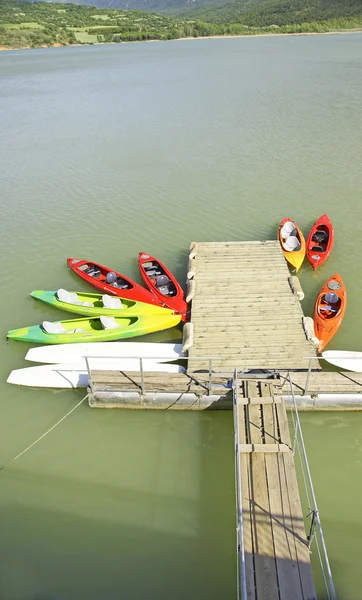 Kayaks colores en el embalse Cellers — Foto de Stock