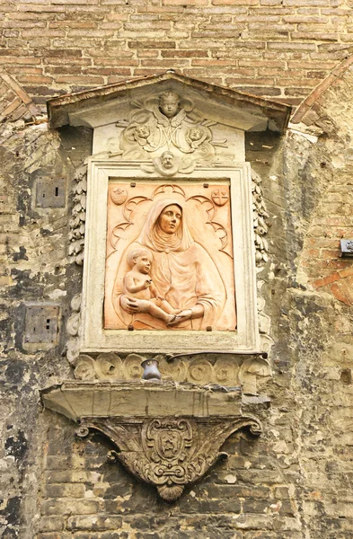 Vierge sur une façade de Sienne — Photo