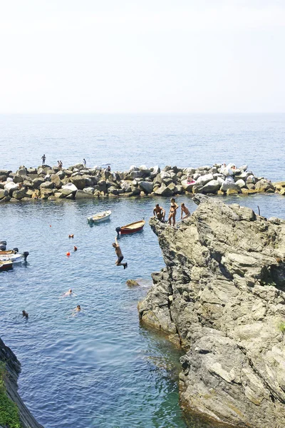 Veduta delle persone che fanno il bagno a Manarola — Foto Stock