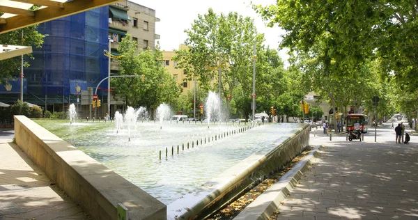 噴水とノウ ・ バリス、バルセロナ、カタルーニャ、スペインの観賞用の池 — ストック写真