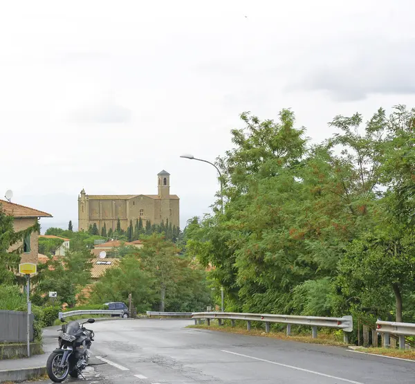 Weergave van de kerk van Volterra — Stockfoto