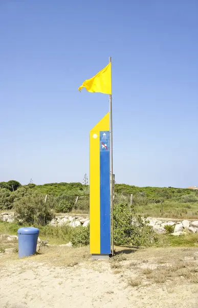 El Prat de Llobregat, Barselona plajda sarı bayrak — Stok fotoğraf