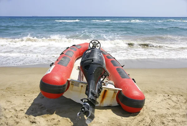 Bateau gonflable sur la plage d'El Prat de Llobregat, Barcelone — Photo