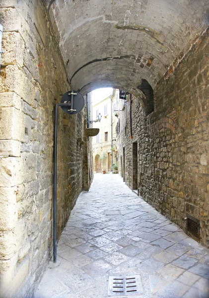 Passage under the buildings of Volterra — Stock Photo, Image