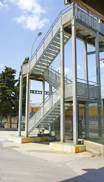 Escadas de metal para uma ponte em El Prat de Llobregat, Barcelona — Fotografia de Stock